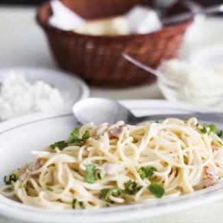 Plato de pasta con salsa blanca